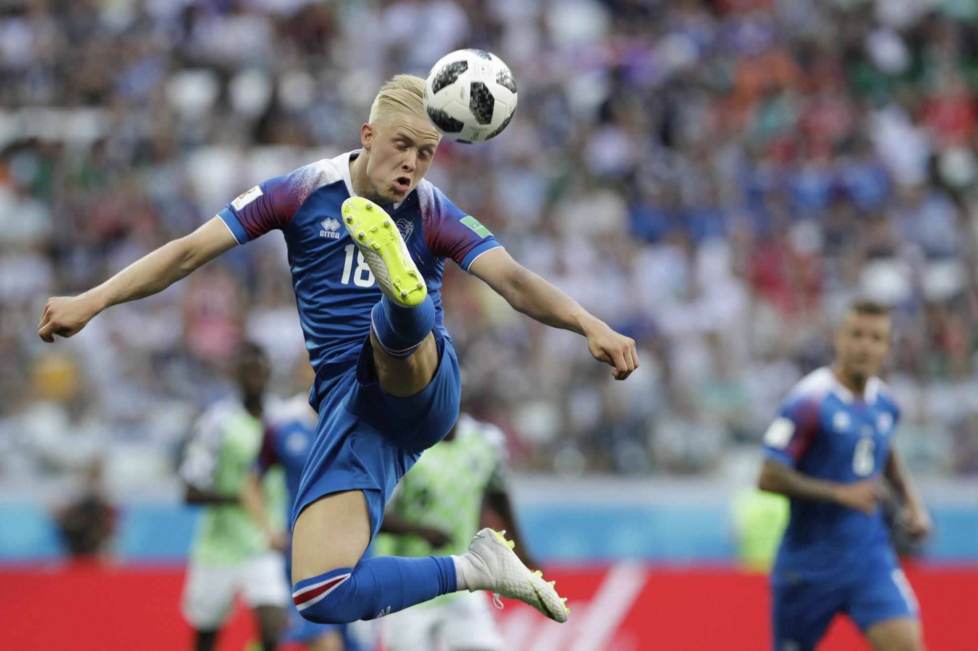 El islandés Hordur Magnusson apuesta por el balón durante el partido del grupo D entre Nigeria e Islandia en la Copa Mundial de fútbol 2018 en el Volgograd Arena de Volgogrado, Rusia, el viernes 22 de junio de 2018