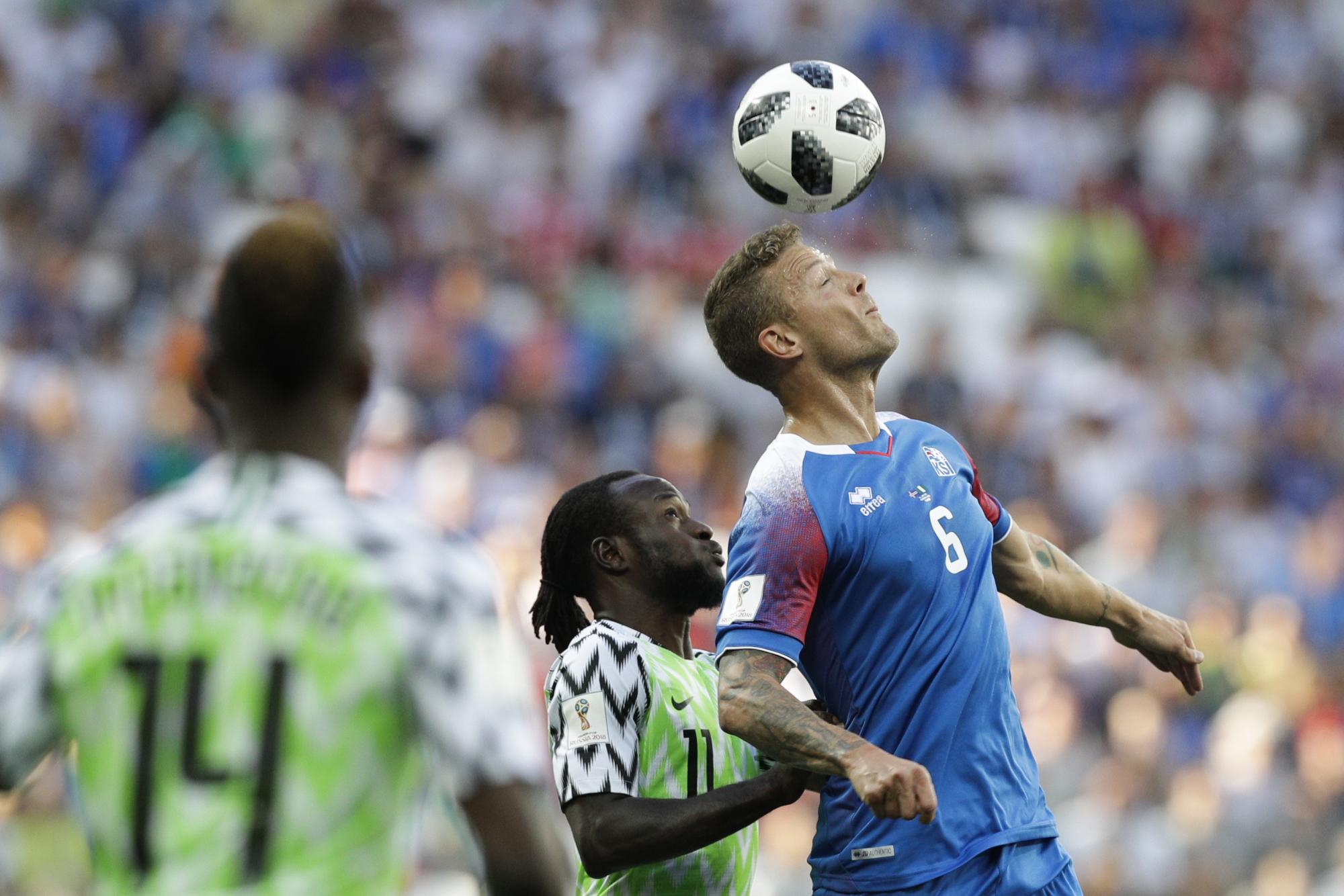 El islandés Ragnar Sigurdsson, a la derecha, y el nigeriano Victor Moses desafían el balón durante el partido del grupo D entre Nigeria e Islandia en la Copa Mundial de fútbol 2018 en el Volgograd Arena de Volgogrado, Rusia, el viernes 22 de junio de 2018.