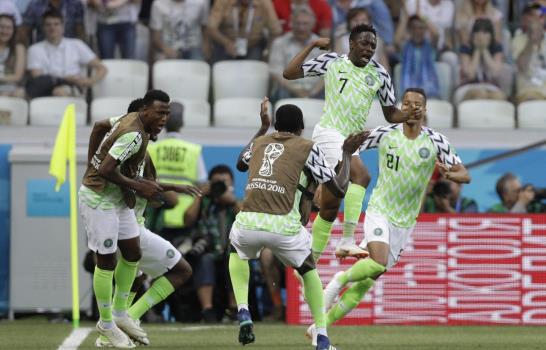 Nigeria gana 2-0 a Islandia y da vida a Argentina en el Mundial