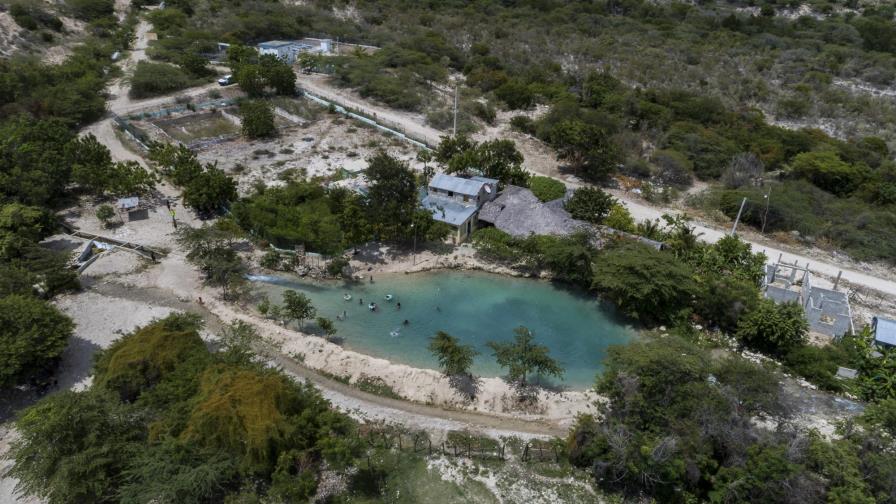 Entre las sierras de Neiba y Bahoruco se oye un grito: ¡agua! Entre las sierras de Neiba y Bahoruco se oye un grito: ¡agua!