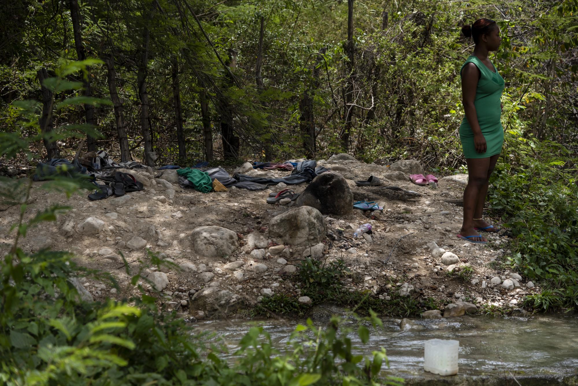 La gente usa los canales para resolver sus necesidades básicas que requieren de agua.