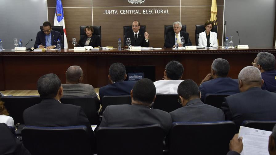 Los aspirantes y partidos buscan la forma de seguir activos sin violar la prohibición de la JCE