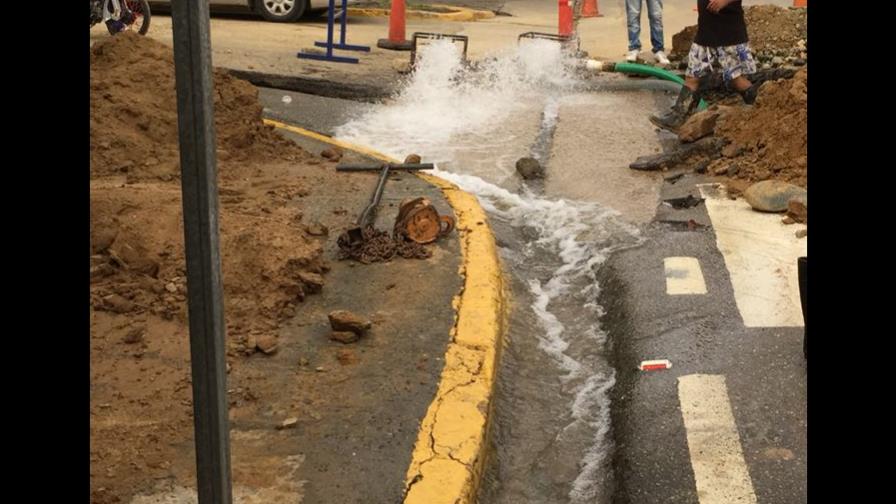 Restablecen suministro de agua potable en barrios Santiago Restablecen suministro de agua potable en barrios Santiago