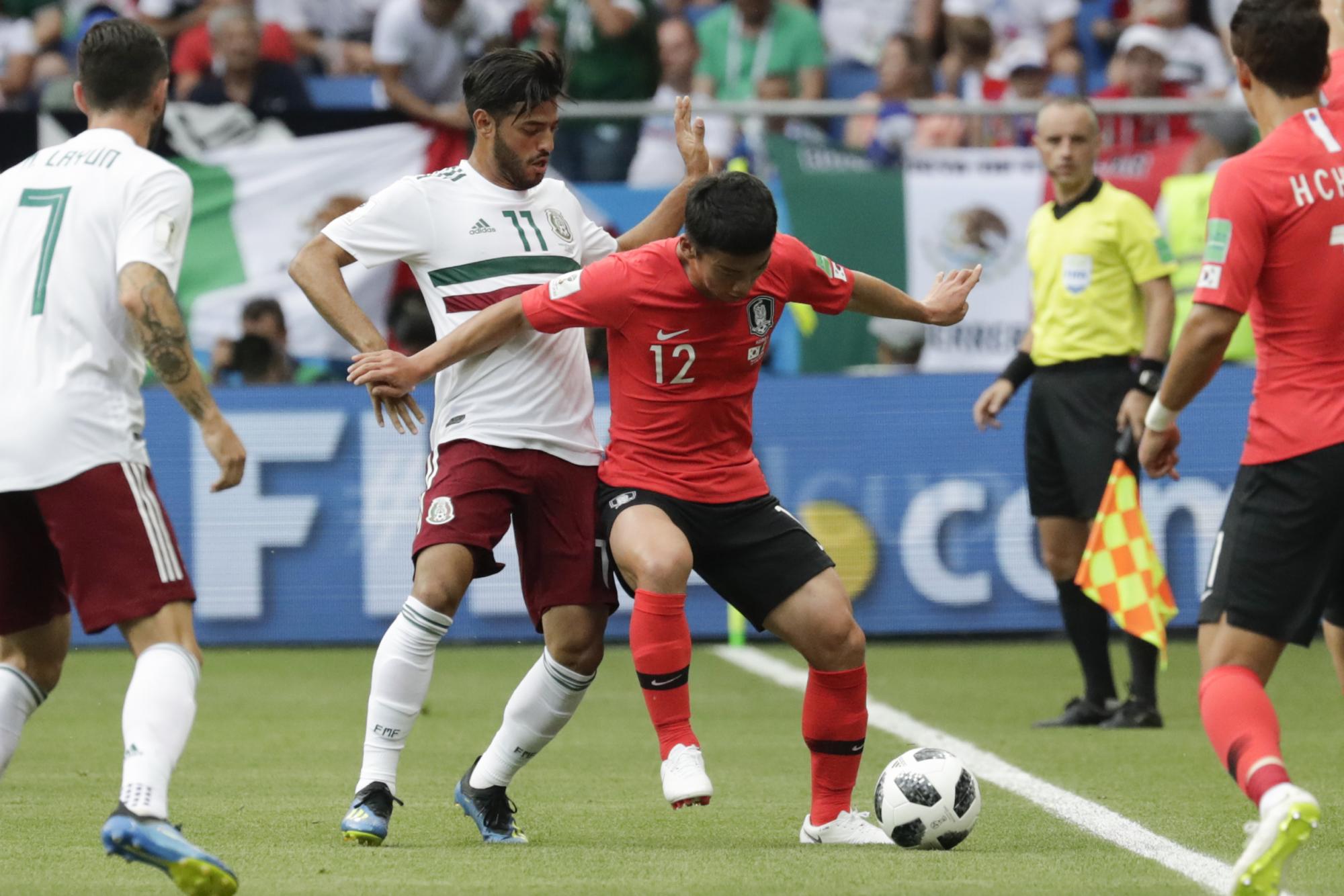 Carlos Vela de México, izquierda, y el desafío Kim Min-woo de Corea del Sur para el balón durante el partido del grupo F entre México y Corea del Sur en la Copa Mundial de fútbol 2018 en el Rostov Arena en Rostov-on-Don, Rusia, sábado 23 de junio , 2018.