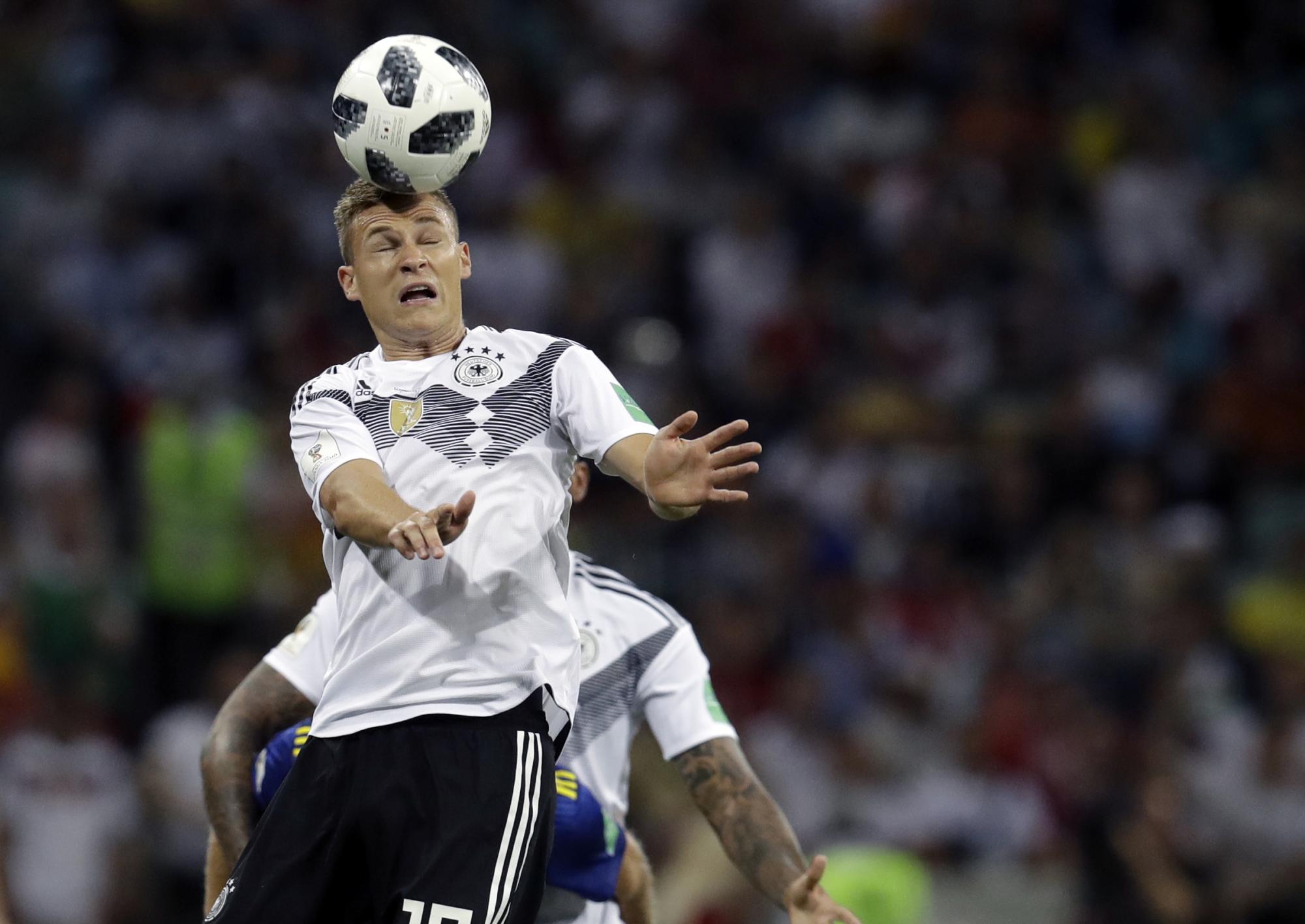 El alemán Joshua Kimmich va por un cabezazo durante el partido del grupo F entre Alemania y Suecia en la Copa Mundial de fútbol 2018 en el Estadio Fisht en Sochi, Rusia, el sábado 23 de junio de 2018.
