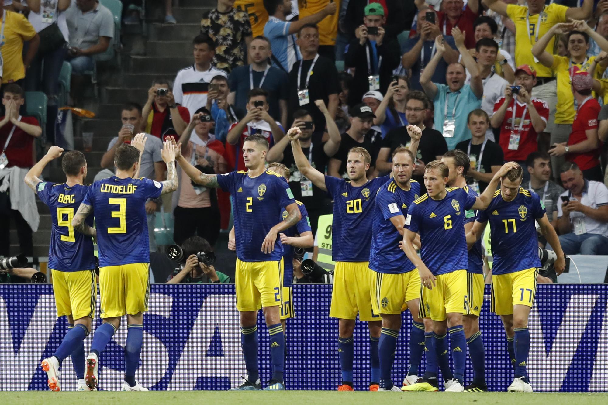 El sueco Ola Toivonen (20) celebra con sus compañeros anotando el gol de apertura durante el partido del grupo F entre Alemania y Suecia en la Copa Mundial de fútbol 2018 en el Estadio Fisht en Sochi, Rusia, el sábado 23 de junio de 2018.