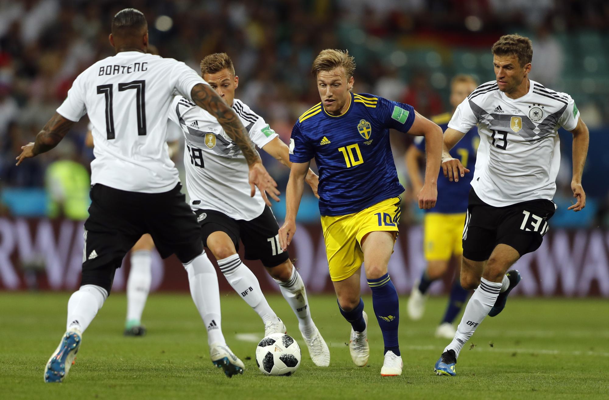El sueco Emil Forsberg, segundo desde la derecha, es tackleado por el alemán Marco Reus, izquierda, Joshua Kimmich, segundo desde la izquierda, y Thomas Mueller durante el partido del grupo F entre Alemania y Suecia en la Copa Mundial de fútbol 2018 en el estadio Fisht en Sochi, Rusia , Sábado, 23 de junio de 2018.