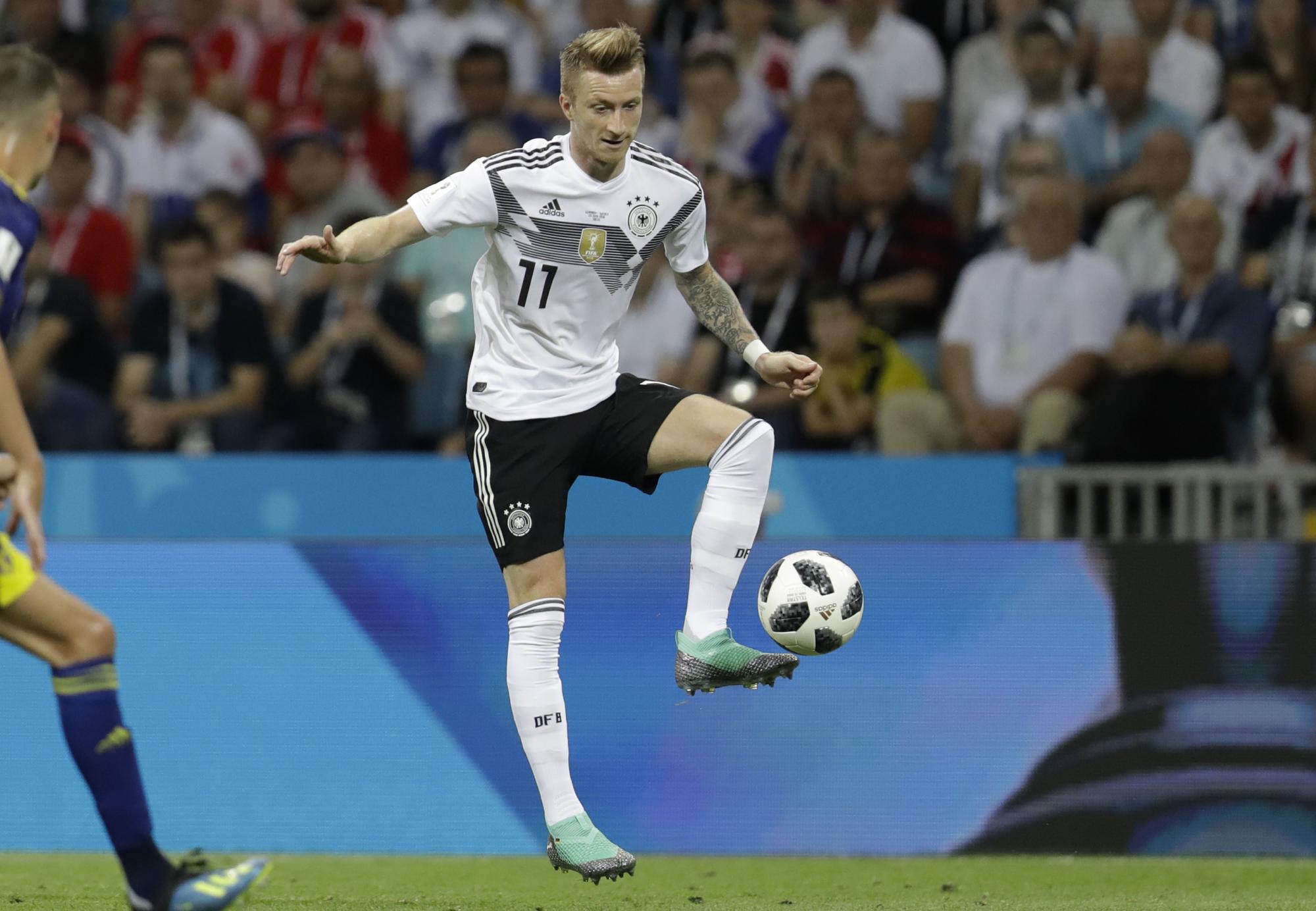 El alemán Marco Reus controla un balón durante el partido del grupo F entre Alemania y Suecia en la Copa Mundial de fútbol 2018 en el estadio Fisht en Sochi, Rusia, el sábado 23 de junio de 2018.