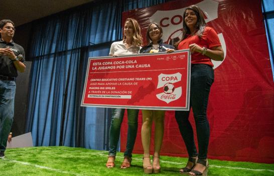 Coca Cola entrega donaciones a fundaciones apadrinadas en Copa Intercolegial de Fútbol