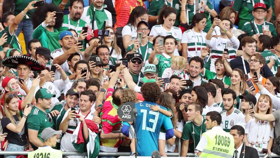 Reinas de belleza gay festejan triunfo de México en Ángel de la Independencia