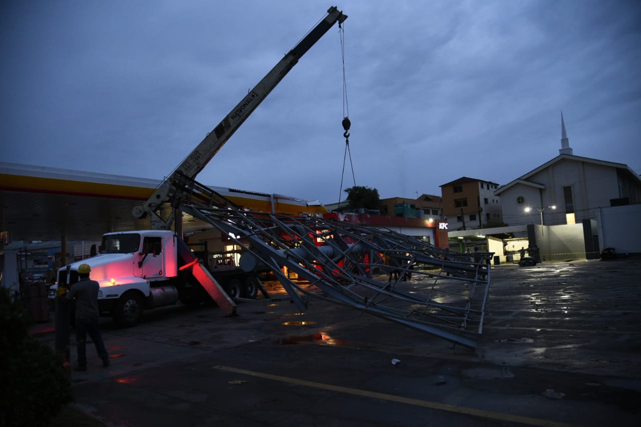 En horas de la noche aún recogían escombros de la valla publicitaria.