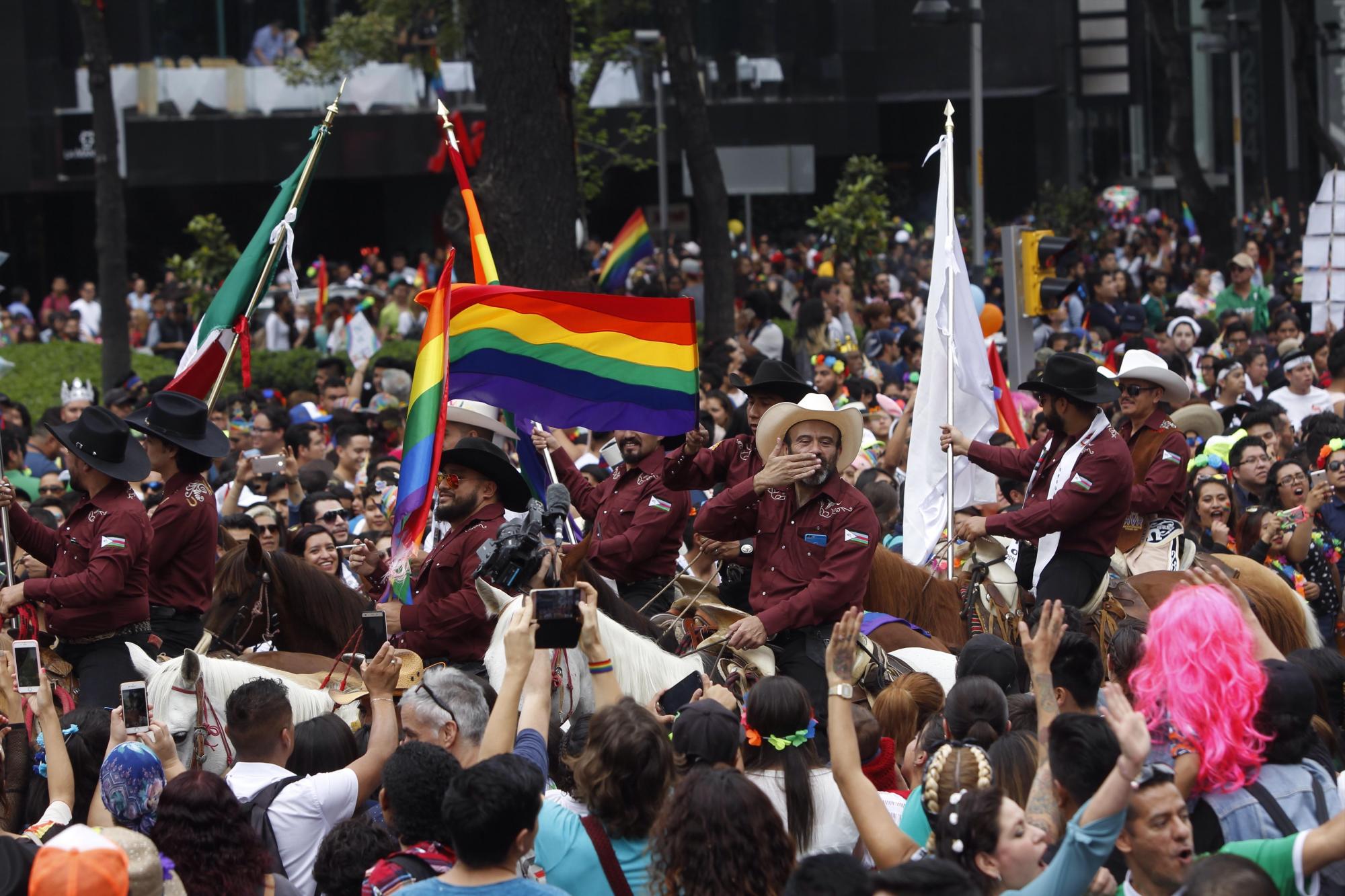  Miles de personas participaron en la edición XL de la marcha del Orgullo Lésbico, Gay, Bisexual y Transexual (LGBT) , en Ciudad de México (México). Miles de personas participaron hoy en la edición XL de la marcha del Orgullo LGBT, en la Ciudad de México, la cual tuvo como lema 40 años viviendo en libertad. ¡No renunciaremos!. EFE/Sáshenka Gutiérrez