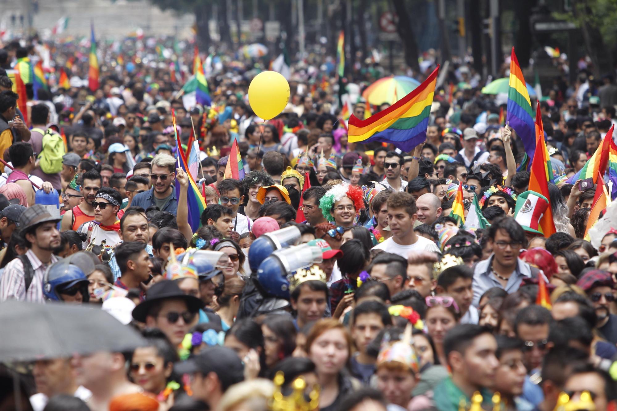  Miles de personas participaron en la edición XL de la marcha del Orgullo Lésbico, Gay, Bisexual y Transexual (LGBT) , en Ciudad de México (México). Miles de personas participaron hoy en la edición XL de la marcha del Orgullo LGBT, en la Ciudad de México, la cual tuvo como lema 40 años viviendo en libertad. ¡No renunciaremos!. EFE/Sáshenka Gutiérrez