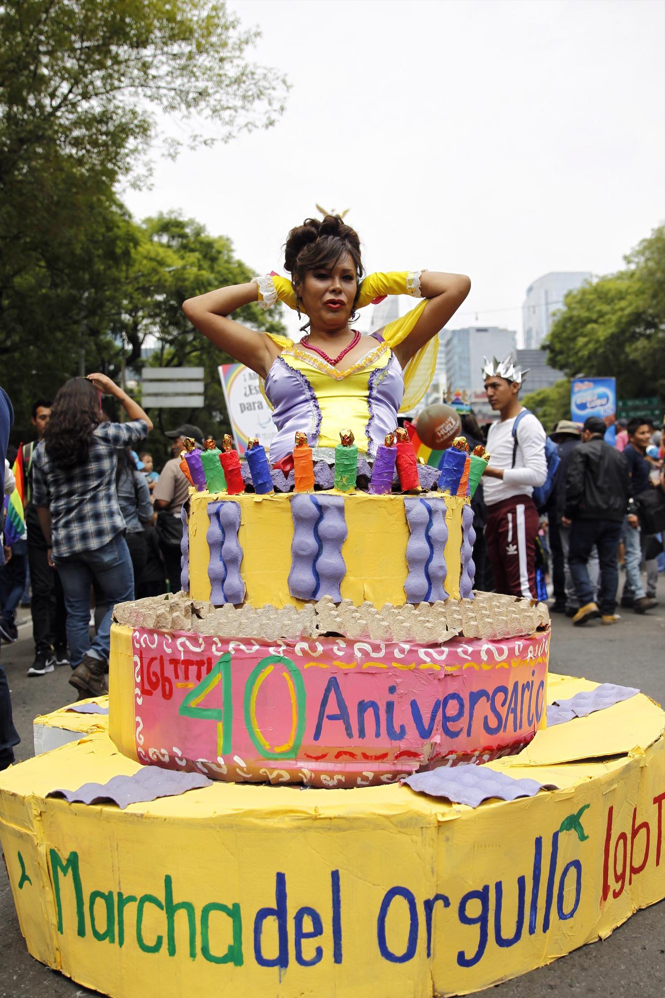  Miles de personas participaron en la edición XL de la marcha del Orgullo Lésbico, Gay, Bisexual y Transexual (LGBT) , en Ciudad de México (México). Miles de personas participaron hoy en la edición XL de la marcha del Orgullo LGBT, en la Ciudad de México, la cual tuvo como lema 40 años viviendo en libertad. ¡No renunciaremos!. 