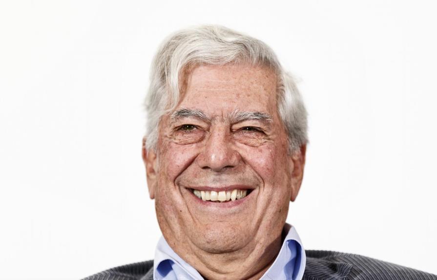 Vargas Llosa es dado de alta tras caída