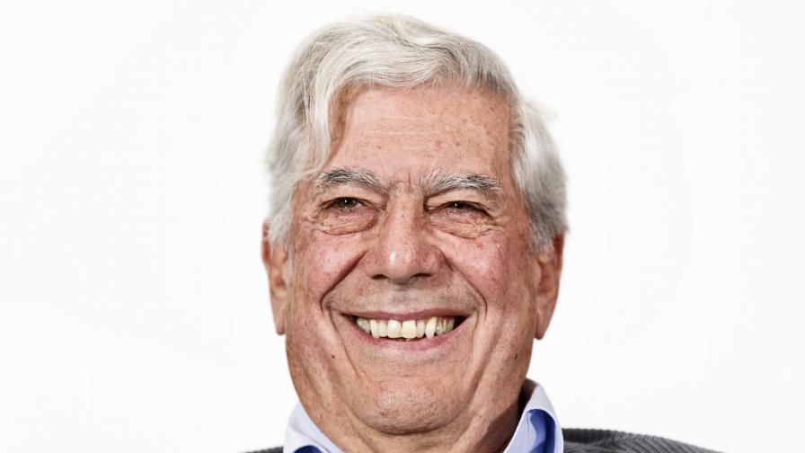 Vargas Llosa es dado de alta tras caída