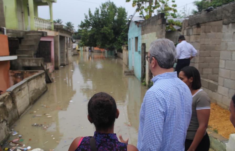 Abinader critica que los barrios sean “fábricas de enfermedades” por estado de abandono