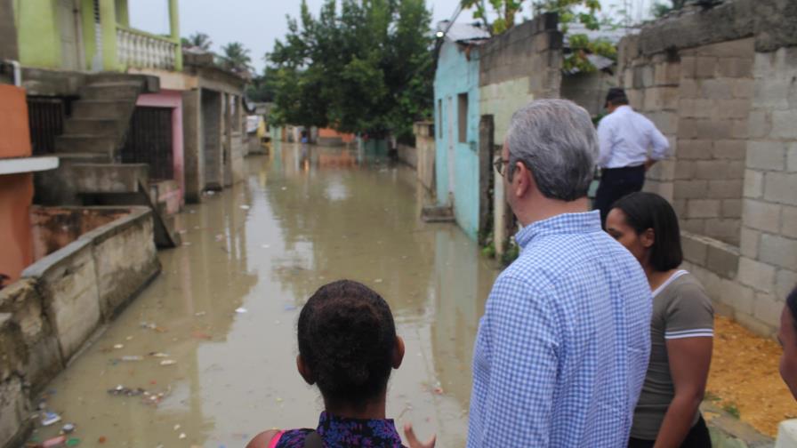Abinader critica que los barrios sean “fábricas de enfermedades” por estado de abandono