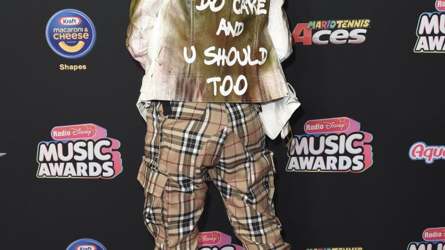 Actriz viste chaqueta en protesta a la que usó Melania Trump