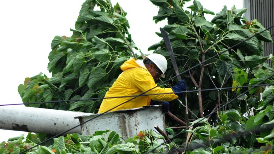 Lluvias causan averías en circuitos de EdeEste que afectan a 82,000 clientes Lluvias causan averías en circuitos de EdeEste que afectan a 82,000 clientes