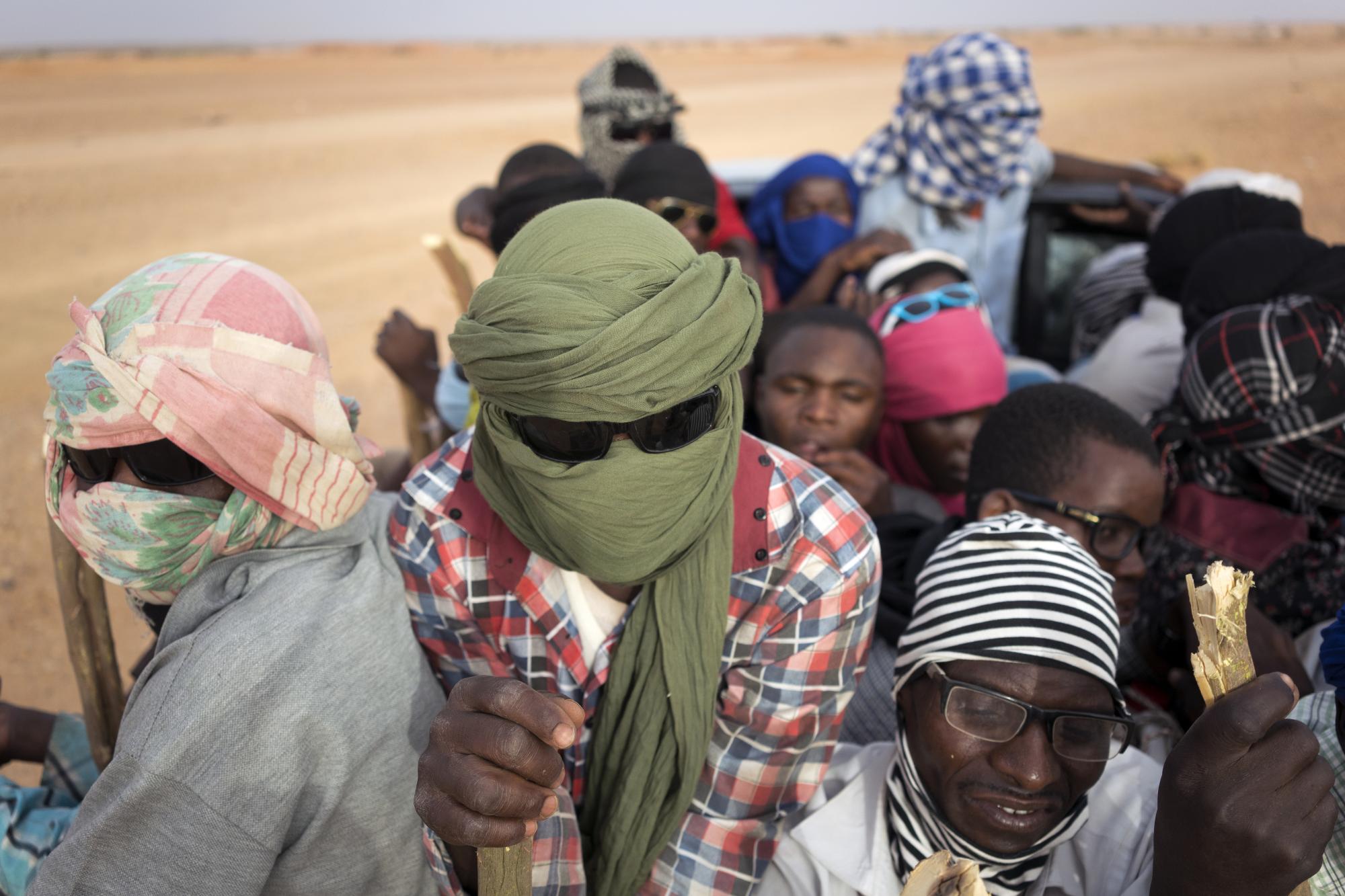 Nigerianos y migrantes de terceros países se dirigen hacia Libia desde Agadez, Níger, el lunes 4 de junio de 2018.