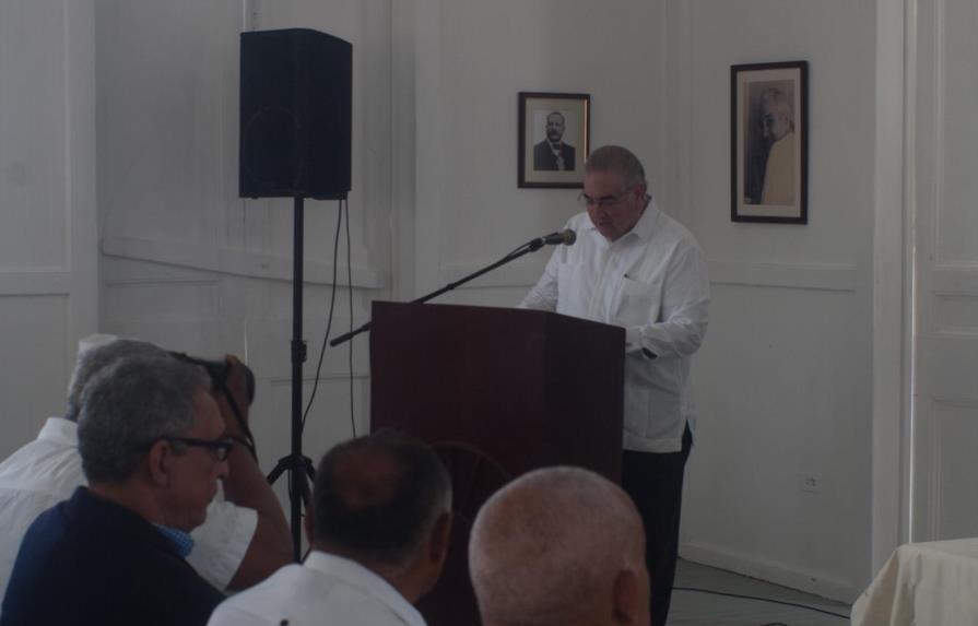 Historiador Manuel García Arévalo expone cómo se habría podido mantener la isla indivisa