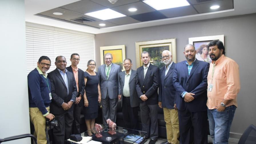 Directiva de la Asociación de Fotoperiodistas visita al director de Diario Libre 