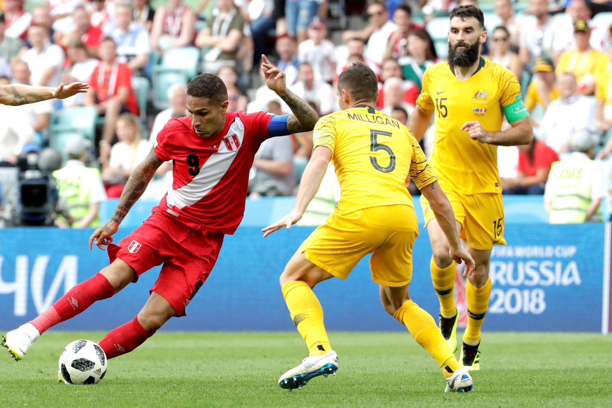 El delantero peruano Paolo Guerrero (i) y el centrocampista australiano Mark Milligan durante el partido Australia-Perú, del Grupo C del Mundial de Fútbol de Rusia 2018, en el Fisht de Sochi, Rusia, hoy 26 de junio de 2018 
