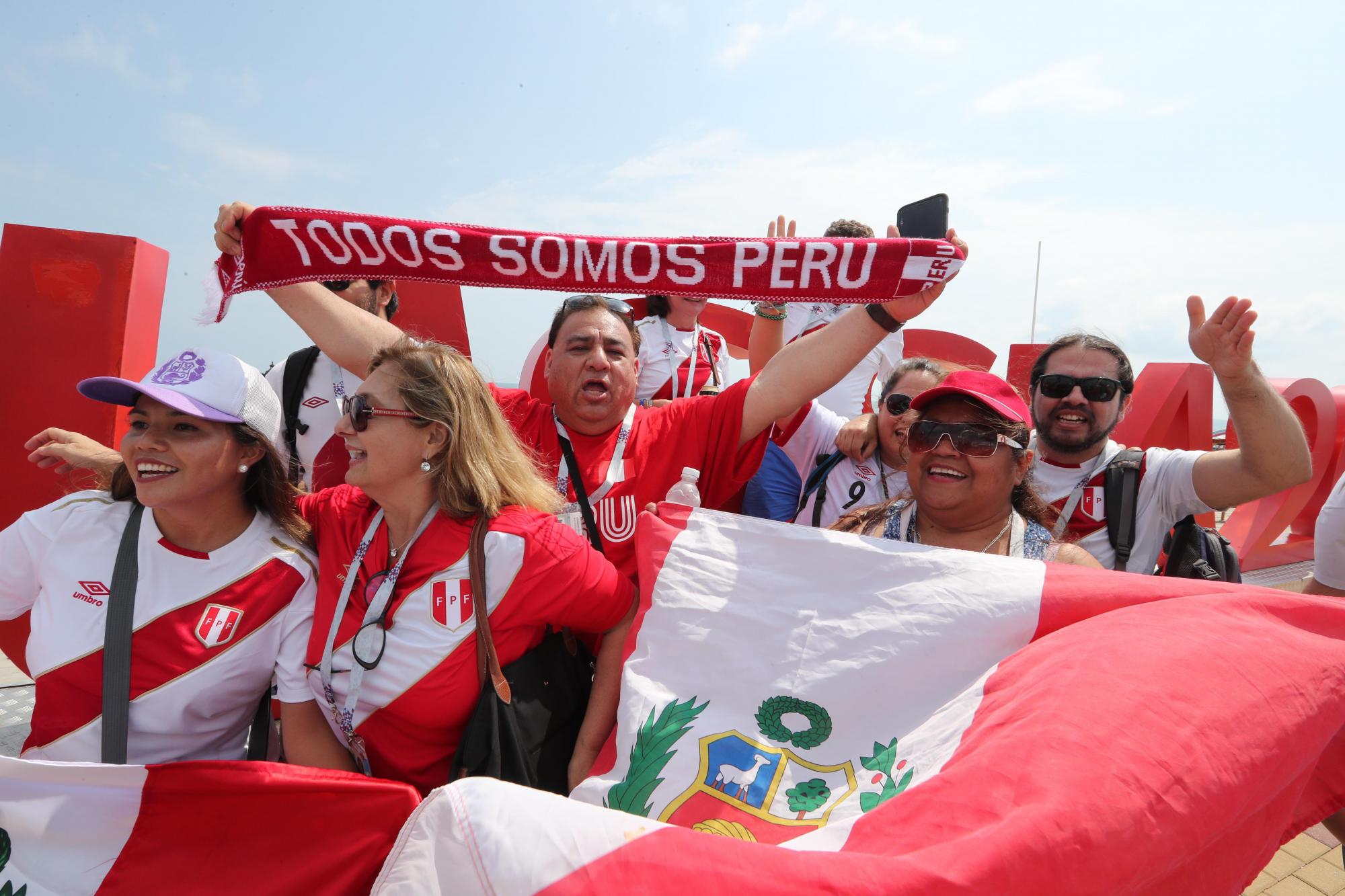 Los fanáticos de Perú animan a su equipo antes del partido preliminar de la ronda preliminar del Grupo C de la Copa Mundial de la FIFA 2018 entre Australia y Perú en Sochi, Rusia, el 26 de junio de 2018.