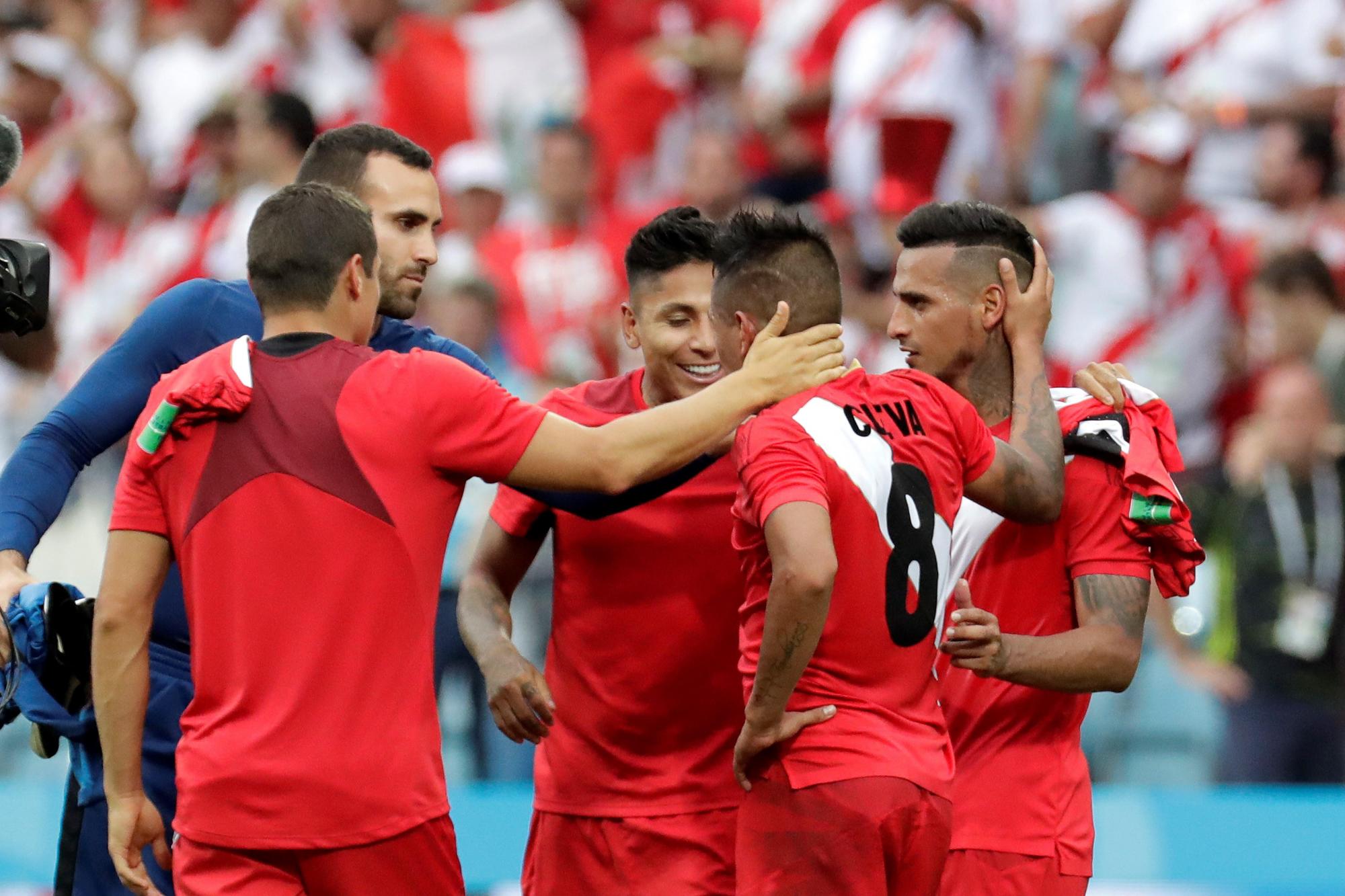 Jugadores peruanos reaccionan al final del partido Australia-Perú, del Grupo C del Mundial de Fútbol de Rusia 2018, en el Fisht de Sochi, Rusia, hoy 26 de junio de 2018.