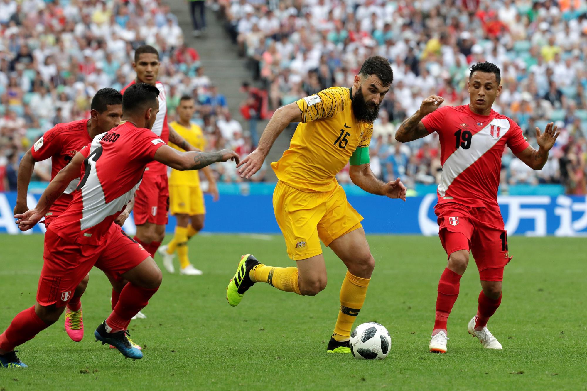 El centrocampista australiano Mile Jedinak (c) y el defensa peruano Yoshimar Yotún (d) durante el partido Australia-Perú, del Grupo C del Mundial de Fútbol de Rusia 2018, en el Fisht de Sochi, Rusia, hoy 26 de junio de 2018.