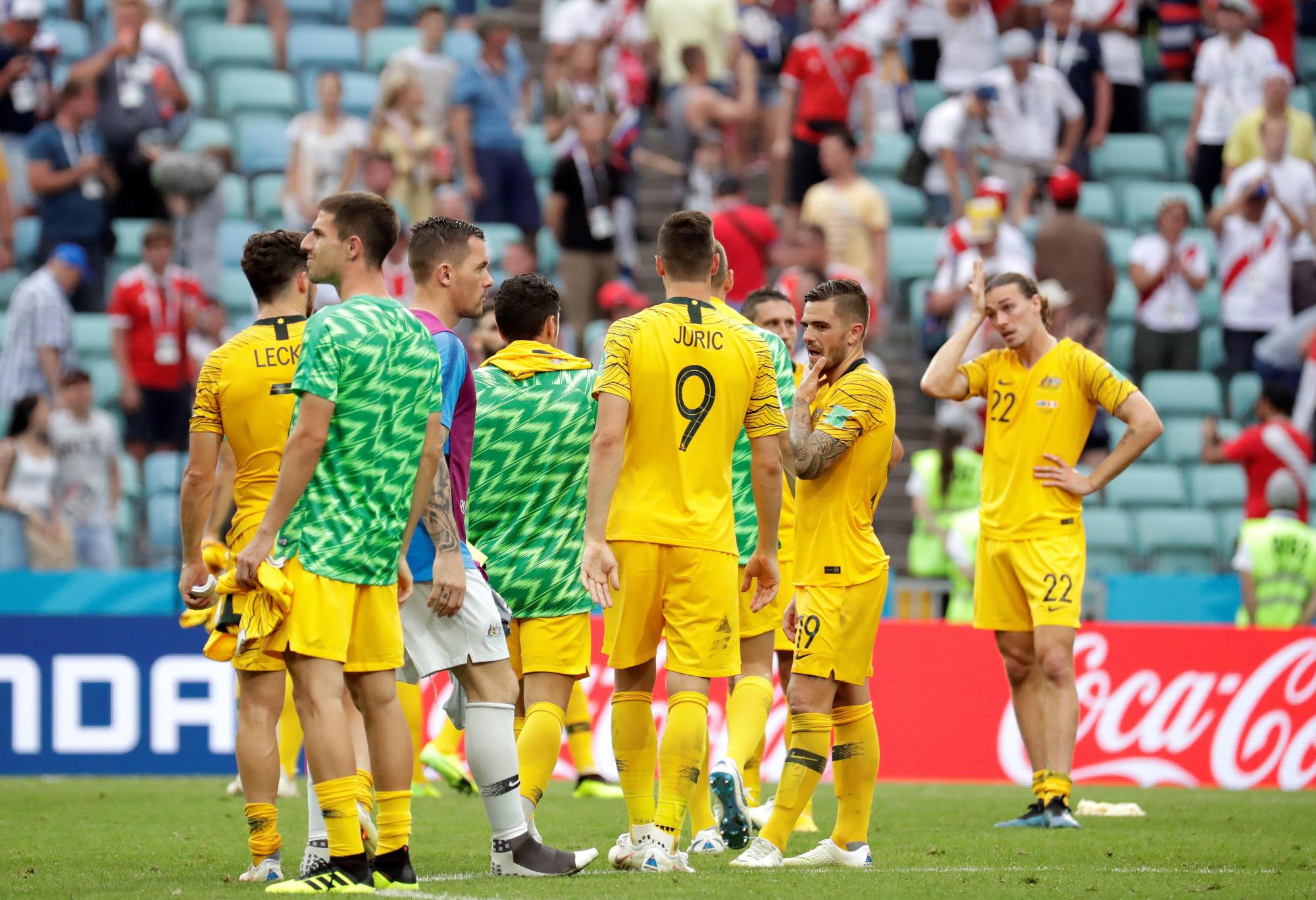 Jugadores australianos reaccionan tras el partido Australia-Perú, del Grupo C del Mundial de Fútbol de Rusia 2018, en el Fisht de Sochi, Rusia, hoy 26 de junio de 2018.