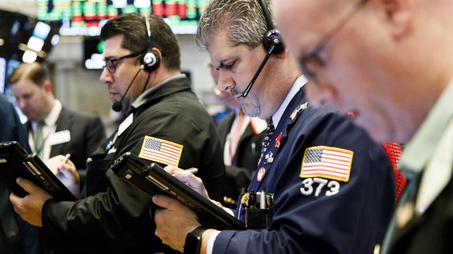 Wall Street cierra con leve alza: Apple y Facebook subieron más de 1 %