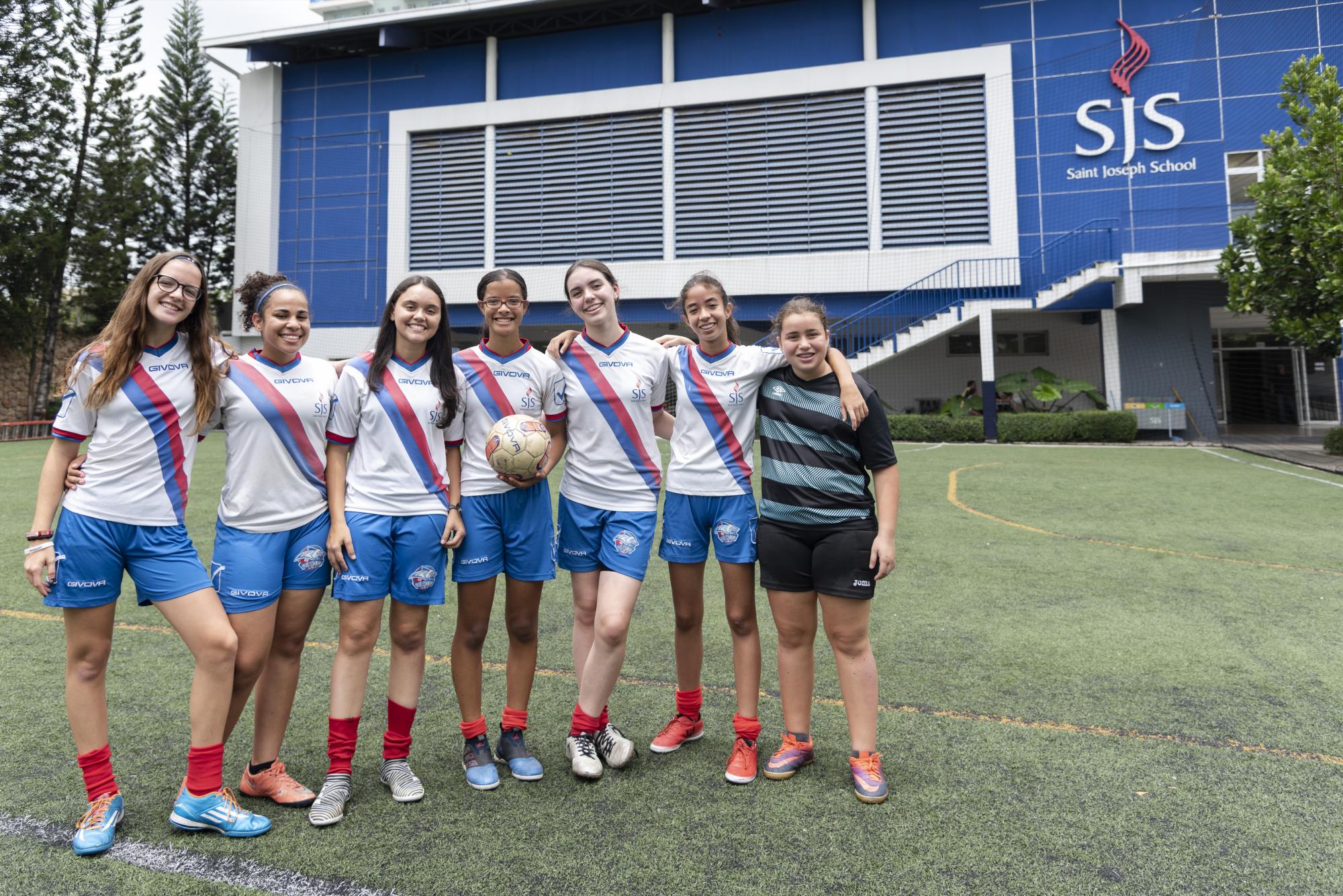 Lía Junto a sus compañeras de equipo en el Saint Joseph School.