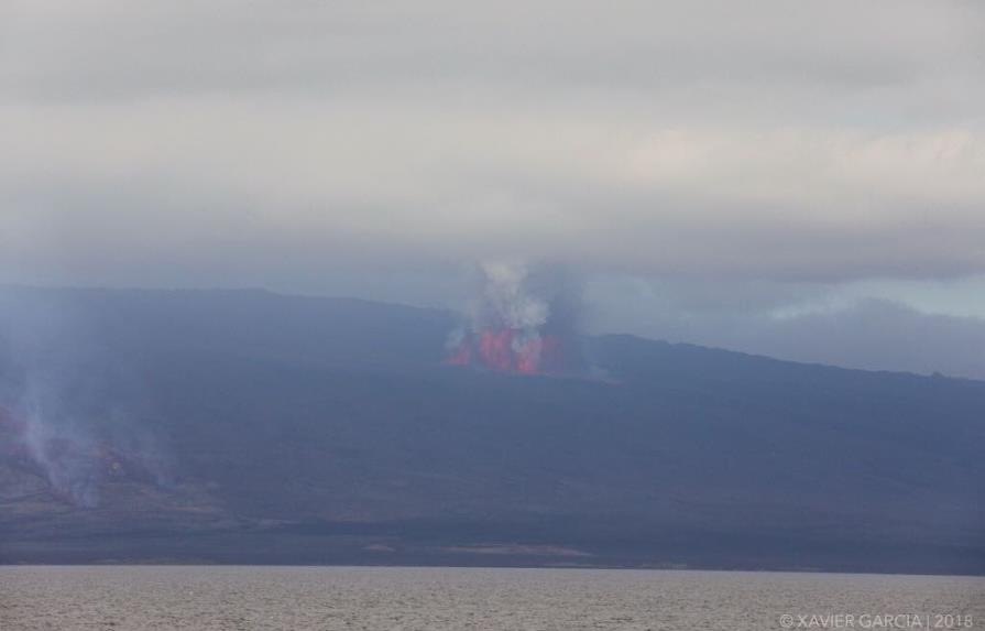 Volcán en islas Galápagos entra en erupción