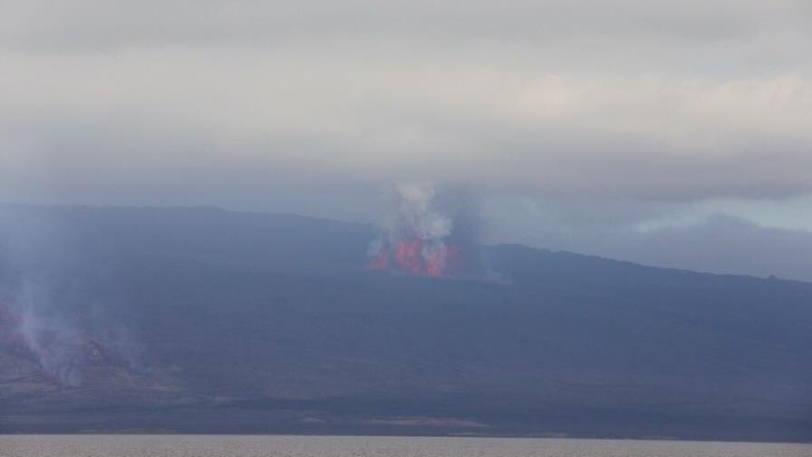 Volcán en islas Galápagos entra en erupción