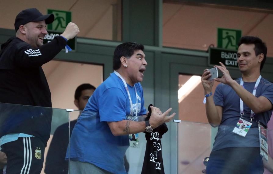 Diego Maradona, de la ‘Mano de Dios’ a los dedos de la vergüenza