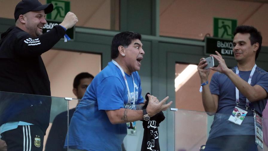 Diego Maradona, de la ‘Mano de Dios’ a los dedos de la vergüenza Diego Maradona, de la ‘Mano de Dios’ a los dedos de la vergüenza