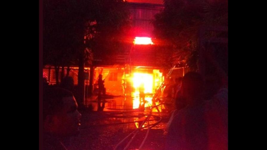 Fuego afecta fábrica de plástico desde hace varias horas en sector Tropical Este Fuego afecta fábrica de plástico desde hace varias horas en sector Tropical Este