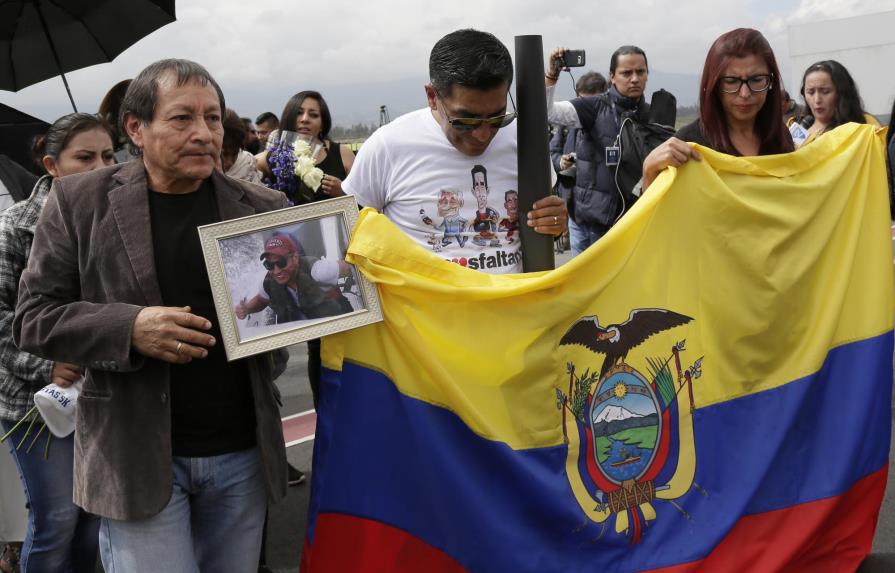 Restos de periodistas asesinados por disidentes de las FARC llegan a Ecuador