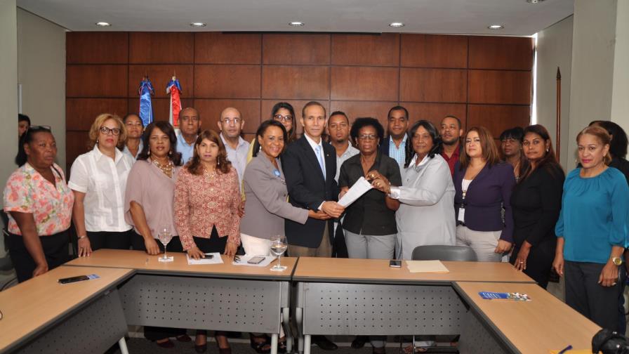 Sindicatos piden aumento de sueldos para empleados públicos