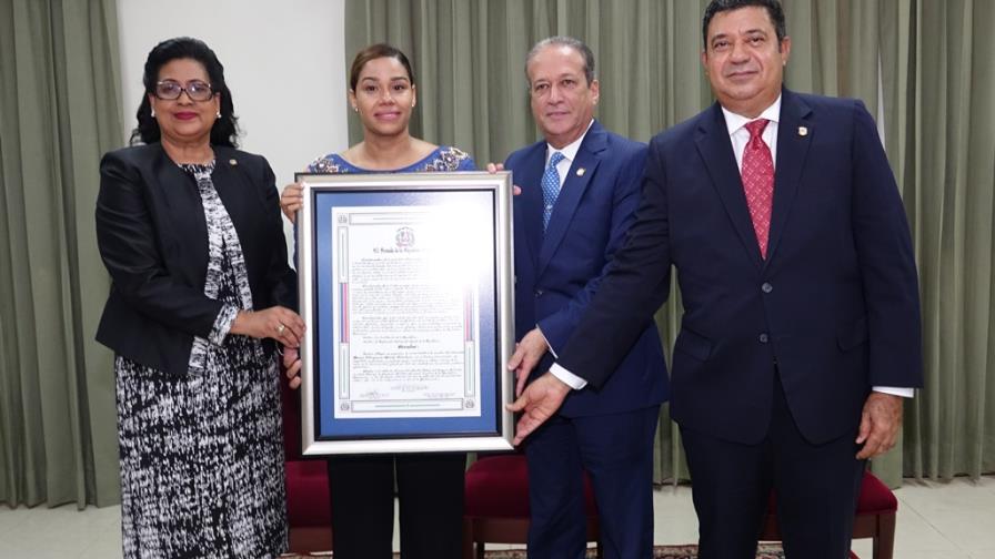 Senado  reconoce      a la chef  María Marte