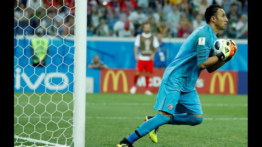 Keylor Navas “cumplió” pero se quedó sin gloria en la Copa Mundial de Fútbol 
Si en Brasil-2014 atajó más allá de lo posible y depositó a su equipo en cuartos de final, cuatro años después en Rusia fue un poco más terrenal.
Estuvo cerca del milagro ante Brasil. Con un Keylor encendido, Costa Rica aguantó 90 minutos, pero en los descuentos Neymar le ganó el duelo.
“Lo que pasaba en el segundo tiempo no era posible, todo lo que estábamos haciendo y no lográbamos marcar gol. Navas lo sacaba todo, ¡era increíble!”, soltó Tite al finalizar el partido que hundió a los ‘Ticos’.
- Keylor cumplió -
En el último partido del Grupo E, ya eliminados, los ‘ticos’ estuvieron lejos de lucirse ante un rival sin chispa, que se conformó con un empate 2-2.
Sin fallos graves, Keylor “cumplió dentro de la cancha”, dijo a la AFP Graciela Fonseca, periodista del portal de noticias CRHoy de Costa Rica.
“Pero el equipo no fue el de hace cuatro años, eso también influyó”, agregó.
Las estadísticas de la FIFA respaldan el comentario de l