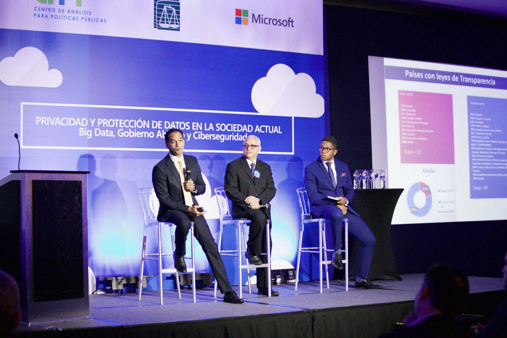 José La Luz (i) y Víctor Herrera (c), hablaron sobre la importancia de un gobierno abierto para los procesos que se financian con dinero público.