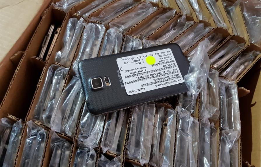 Aduanas encuentra celulares y cigarrillos en carga declarada como piezas de vehículos 