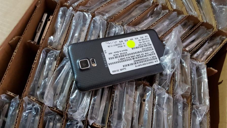 Aduanas encuentra celulares y cigarrillos en carga declarada como piezas de vehículos 
