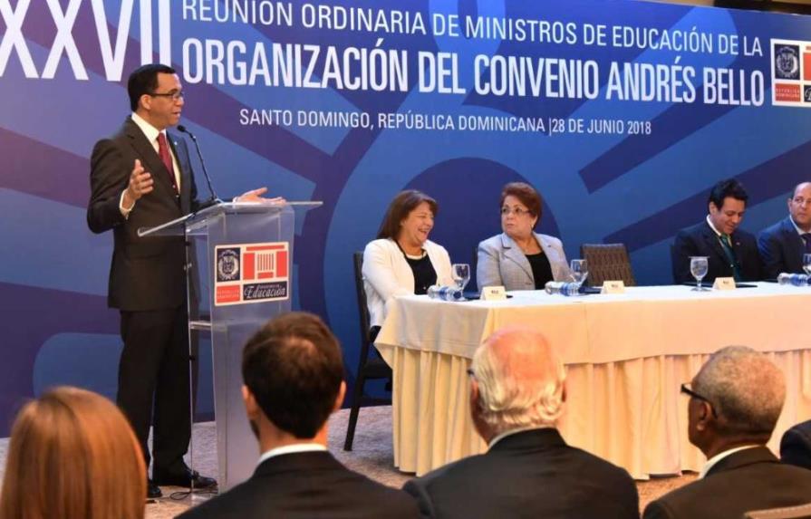 Andrés Navarro encabeza en el país reunión con ministros regionales de Educación