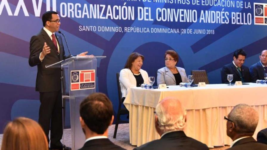 Andrés Navarro encabeza en el país reunión con ministros regionales de Educación