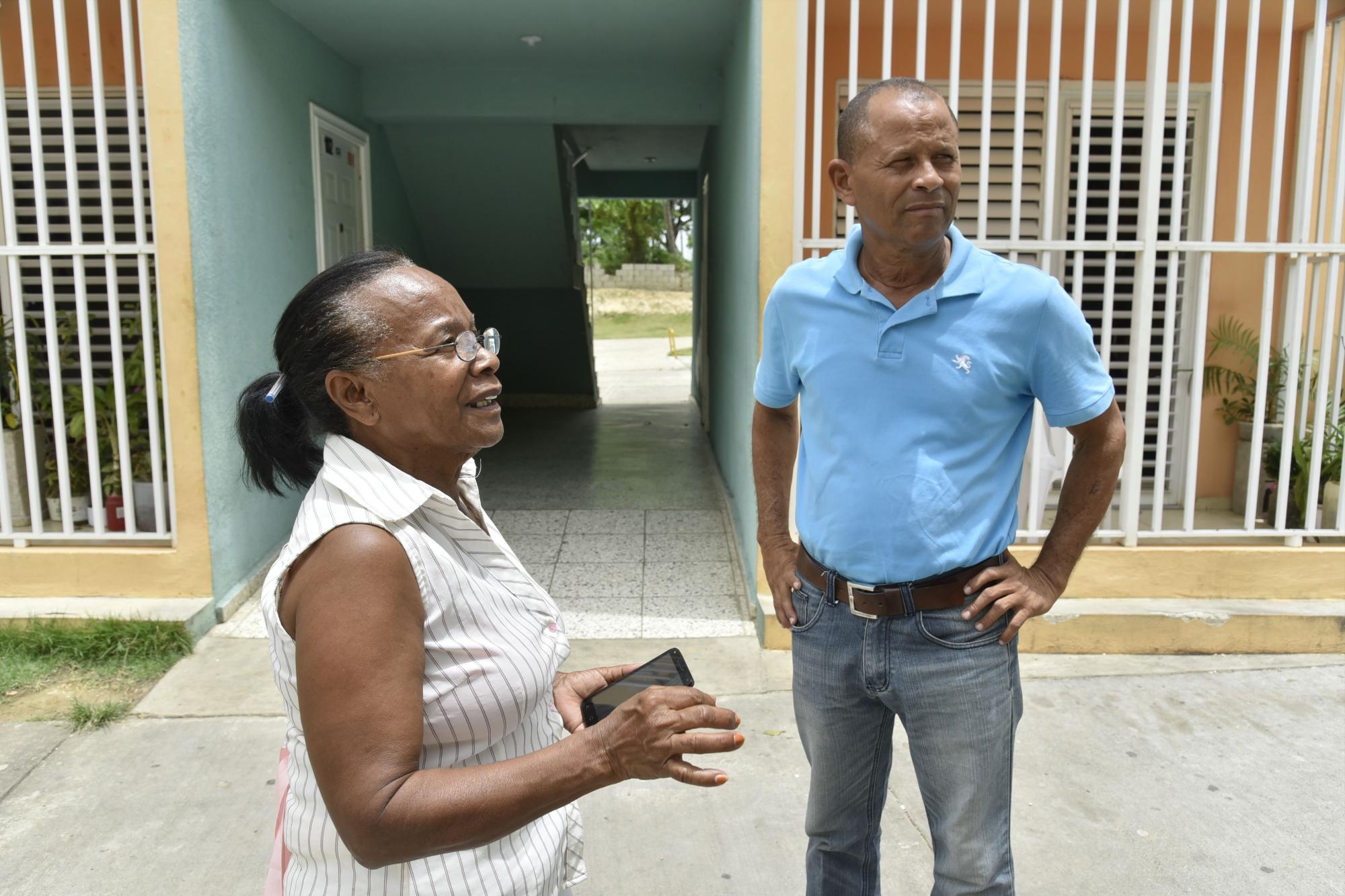 Josefina Madé y Rafael Holguín comparten su parecer a dos años de vivier en la urbanización. (Diario Libre/Nehemías Alvino)