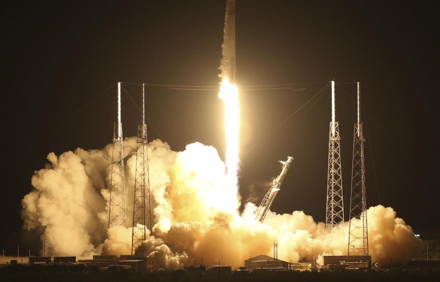 Space X lanza cohete Falcon 9 hacia la Estación Espacial Internacional